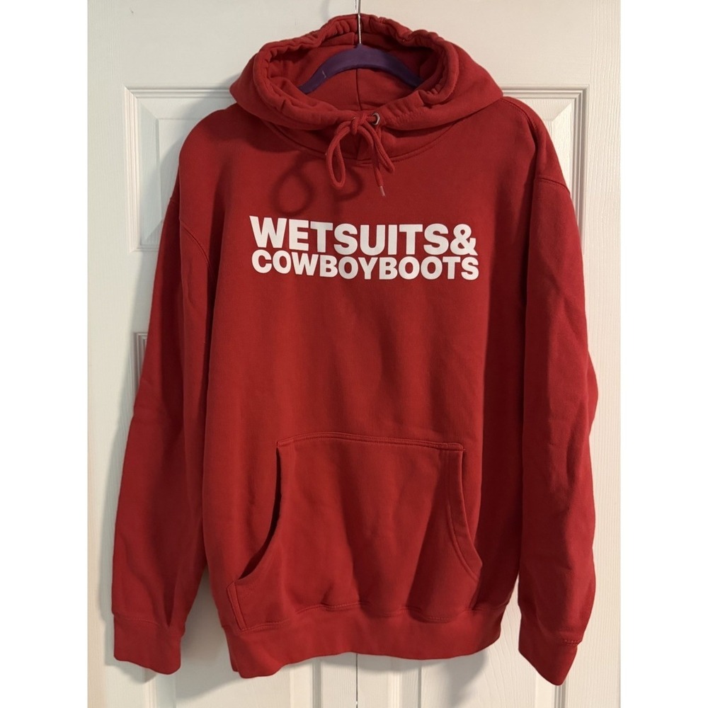 LE SURF CLUB RED Wetsuits And Cowboy Boots Iconic Hoodie Adult Size L‎